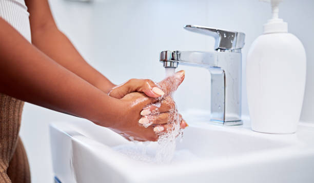 Water, covid bacteria or washing hands cleaning in house bathroom sink or home tap. Zoom on black woman with soap, safety or wellness skincare for healthcare security to stop global corona virus risk agua, bacterias covid o lavado de manos limpiando en el lavabo del baño de la casa o en el grifo del hogar. zoom en mujer negra con jabón, seguridad o bienestar cuidado de la piel para la seguridad de la atención médica para detener el riesgo global de