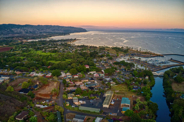 vista aerea del villaggio hawaiano di haleiwa all'alba. - north shore foto e immagini stock