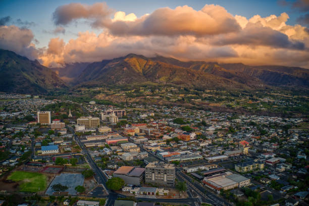 vista aerea della città di wailuku sull'isola di maui alle hawaii - maui foto e immagini stock