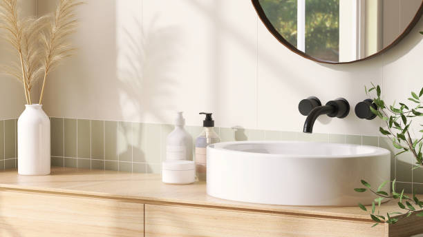 design moderno e luxuoso de vaidade de banheiro de madeira com lava-roupa de cerâmica redonda branca e espelho com luz solar da janela na parede de azulejo branco e verde - bathroom black faucet - fotografias e filmes do acervo