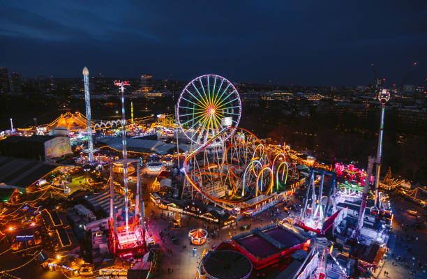 winter wonderland - weihnachtlichen vergnügungspark im hyde park, london, großbritannien - park and ride stock-fotos und bilder