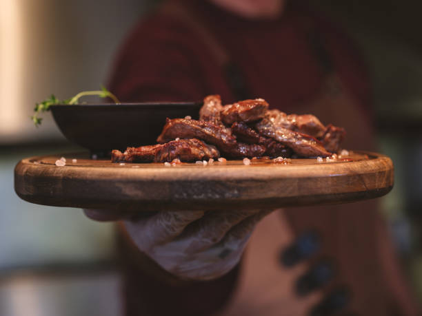 costeleta de viga recém-cozida em prato de madeira - cutlet meat steak veal - fotografias e filmes do acervo