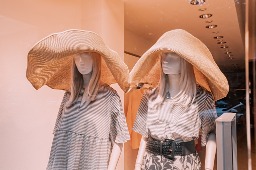 Large summer hats on women's mannequins in a fashion store or boutique