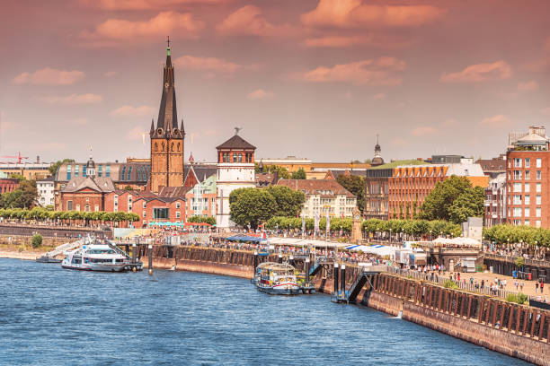 rozpoznawalne wieże architektoniczne miasta dusseldorf i transportowa droga wodna całych niemiec - ren, wzdłuż której pędzą duże barki i małe statki i łodzie. - recognizable zdjęcia i obrazy z banku zdjęć