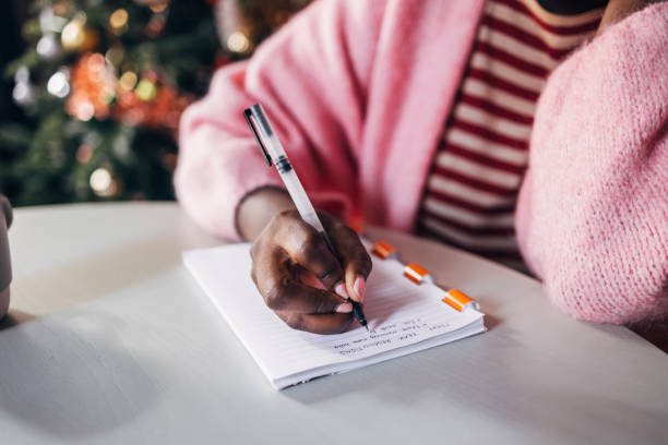 kobieta pisząca postanowienia noworoczne - letter writing note pad handwriting zdjęcia i obrazy z banku zdjęć