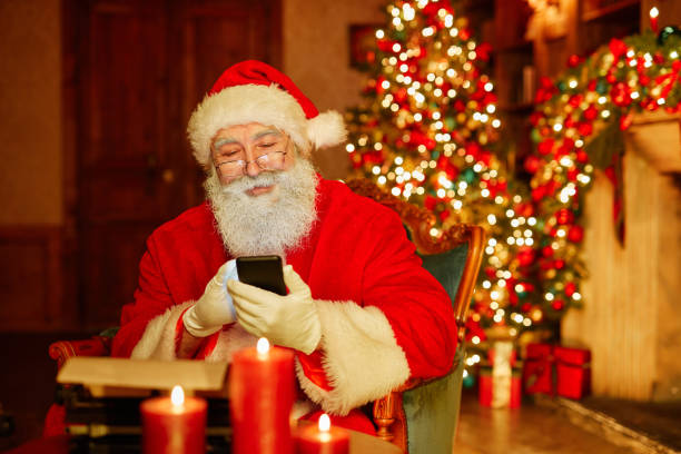 istock Santa Claus With Smartphone 1427748550