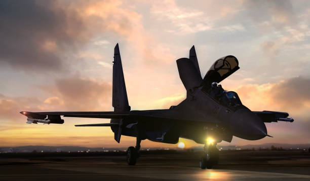 日没時に離陸する準備をしている空軍基地飛行場の戦闘機 - fighter plane aerospace industry air air vehicle ストックフォトと画像