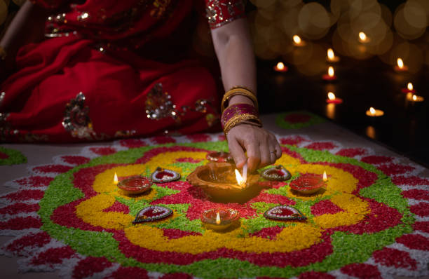 lámparas diya tradicionales encendidas durante la celebración del diwali - formal garden ornamental garden lighting equipment night fotografías e imágenes de stock