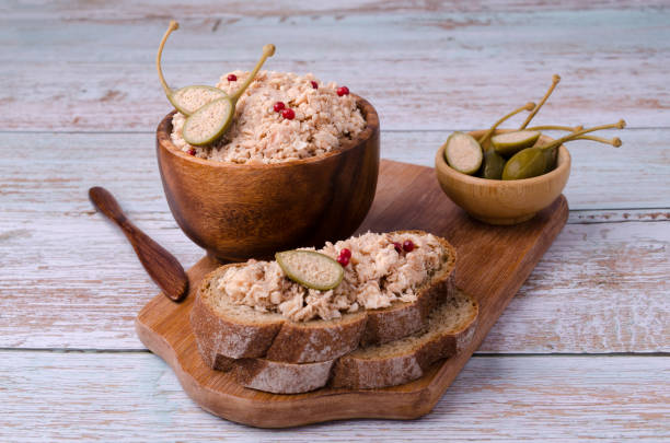 paté de pescado con alcaparras - appetizer salmon smoked salmon cracker fotografías e imágenes de stock