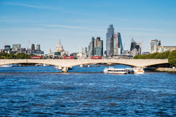 view from the bridge, canary wharf london city - tower london england greater london inner london imagens e fotografias de stock