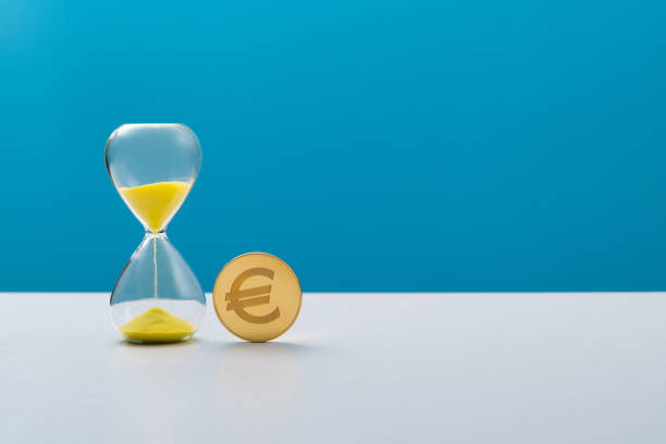 reloj de arena y símbolo europeo del euro - euro symbol crisis time debt fotografías e imágenes de stock