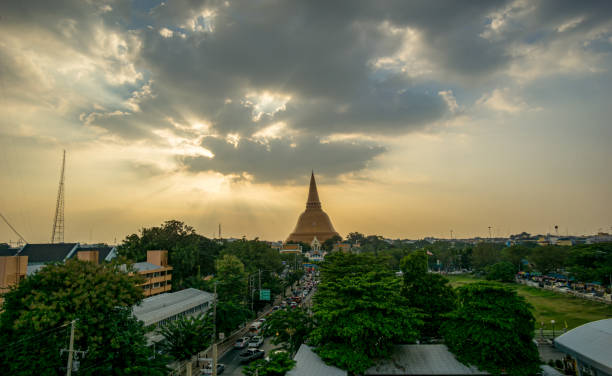 pôr do sol na província de phra pathom chedi nakhon pathom, tailândia - monastery buddhism wat east - fotografias e filmes do acervo