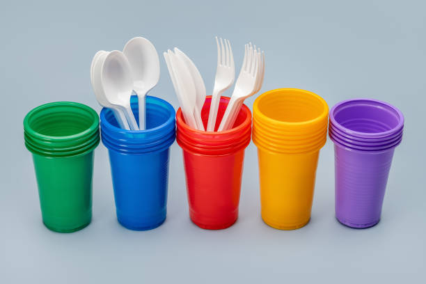 빨간색, 파란색, 녹색, 보라색 및 노란색 플라스틱 컵, 클로즈업. - disposable cup cup stack blue 뉴스 사진 이미지