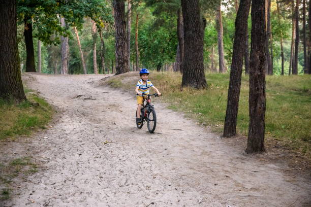 cyclist riding down the sandy hill on the offroad trail - ten speed bicycle imagens e fotografias de stock