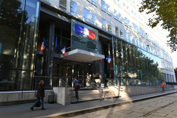 das gebäude des ministeriums für gesundheit und prävention, paris, frankreich. - building exterior built structure street paris france stock-fotos und bilder