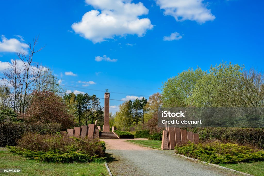 Soviet memorial with obelisk at the "Parkfriedhof" ("Park Cemetery") Berlin-Marzahn View from the east - Architectural specs: monument protection - Botanical specs: nature in the city Architectural Stele Stock Photo