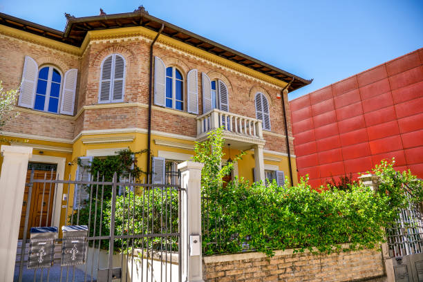 una armoniosa casa de estilo neoclásico en el corazón de la ciudad medieval de foligno en umbría - villa italian culture facade ornamental garden fotografías e imágenes de stock