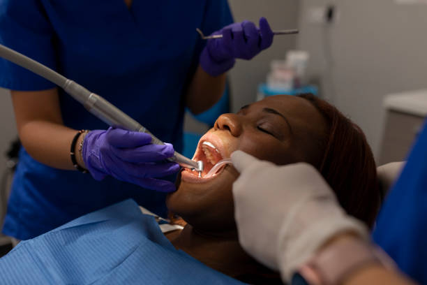 una paziente donna nera in cura dai dentisti - dental drill foto e immagini stock