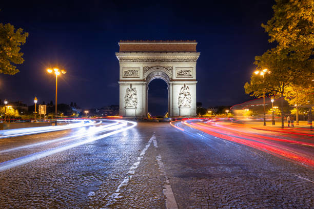 l'arco di trionfo al centro di place charles de gaulle a parigi. francia - paris france night charles de gaulle arc de triomphe foto e immagini stock