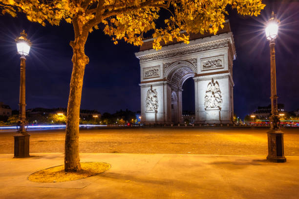 триумфальная арка в центре площади шарля де голля в париже. франция - paris france night charles de gaulle arc de triomphe стоковые фото и изображения