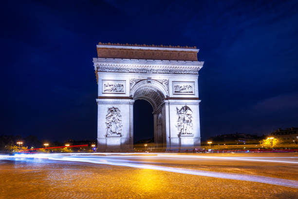 l'arco di trionfo al centro di place charles de gaulle a parigi. francia - paris france night charles de gaulle arc de triomphe foto e immagini stock