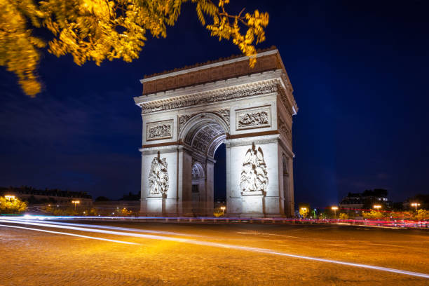 l'arco di trionfo al centro di place charles de gaulle a parigi. francia - paris france night charles de gaulle arc de triomphe foto e immagini stock