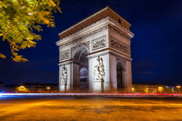 l'arco di trionfo al centro di place charles de gaulle a parigi. francia - paris france night charles de gaulle arc de triomphe foto e immagini stock