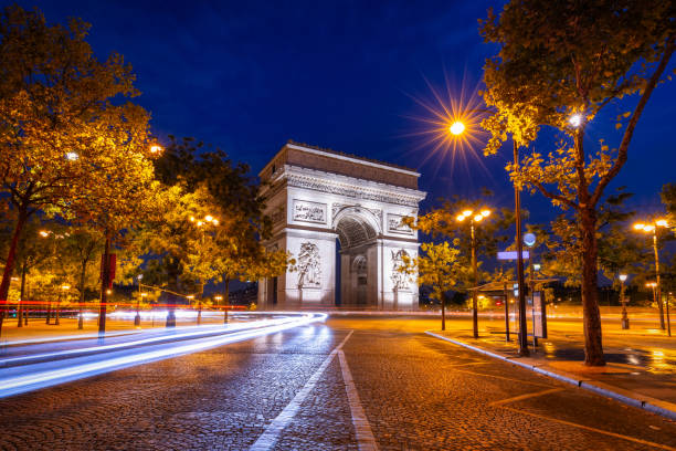 l'arco di trionfo al centro di place charles de gaulle a parigi. francia - paris france night charles de gaulle arc de triomphe foto e immagini stock
