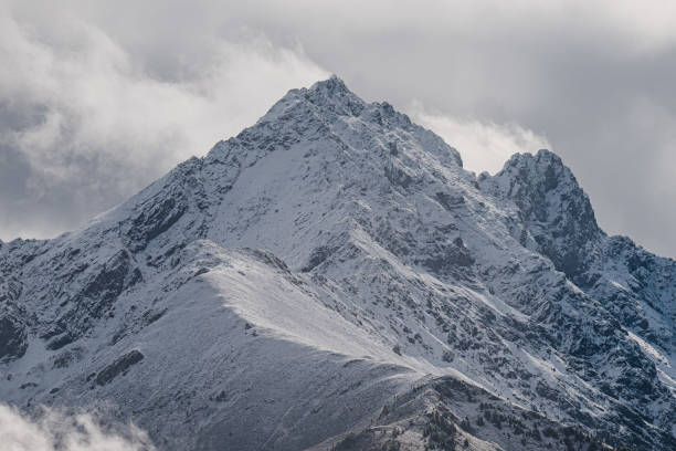 istock Berggipfel in den Alpen 1427946025