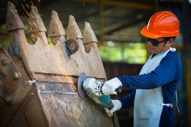 la meule électrique sur structure en acier dans les étincelles d’usine de la meule. dégrossissage et polissage des métaux, étincelles dans le travail des métaux. - manufacturing occupation photos et images de collection