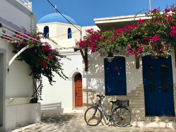 grécia - antiparos- pequena rua na cidade velha - town of blossom - fotografias e filmes do acervo