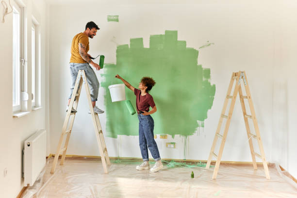 feliz pareja pintando su nuevo apartamento. - repairing apartment home improvement painting fotografías e imágenes de stock