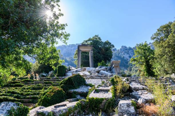 turkey - antalya - hadrian's gate in the ruins of termessos - ancient greece mediterranean turkey izmir turkey imagens e fotografias de stock