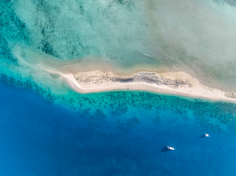 Vista aérea de alto ángulo del arenero o banco de arena de la isla Langford, un pequeño islote cerca de la isla Hayman en el grupo de las islas Whitsunday cerca de la Gran Barrera de Coral en Queensland, Australia. photo