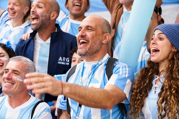 hinchas del fútbol argentino animando en el estadio - argentina mundial fotografías e imágenes de stock