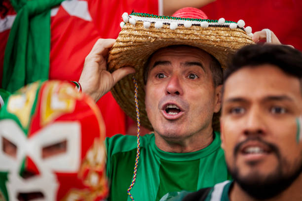 fan de football mexicain surpris debout dans la foule pendant le championnat international - match international photos et images de collection