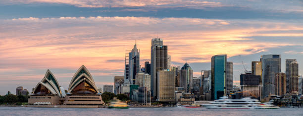 abendlicht über sydney - sydney opera house sydney harbor sydney australia australia stock-fotos und bilder