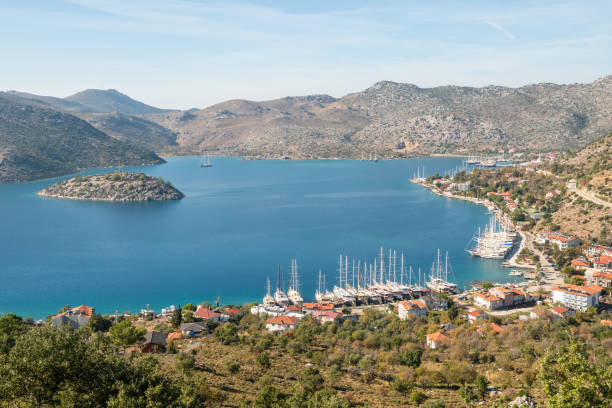 blick über das dorf bozburun und die bucht von bozburun mit der insel yesil adasi in der nähe des ferienortes marmaris in der türkischen provinz mugla - mugla province stock-fotos und bilder