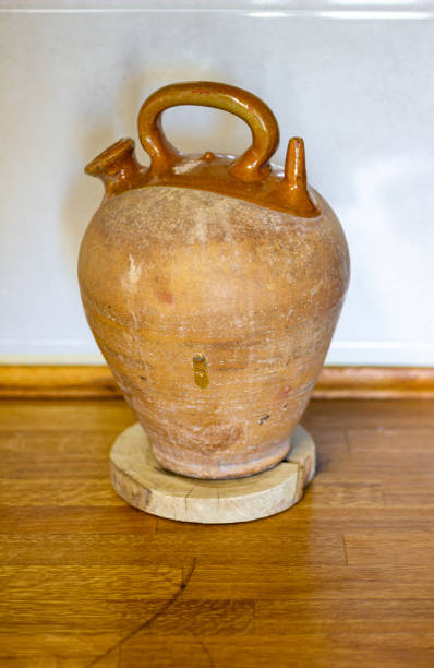 粘土で作られた古い水差し - jug pitcher pottery old ストックフォトと画像