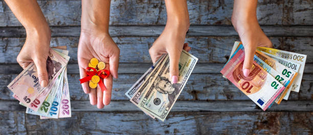 lira, gold, dollar and euro at the hands of two women. çeyrek altın or ceyrek altin - jewelry paper currency gold currency imagens e fotografias de stock