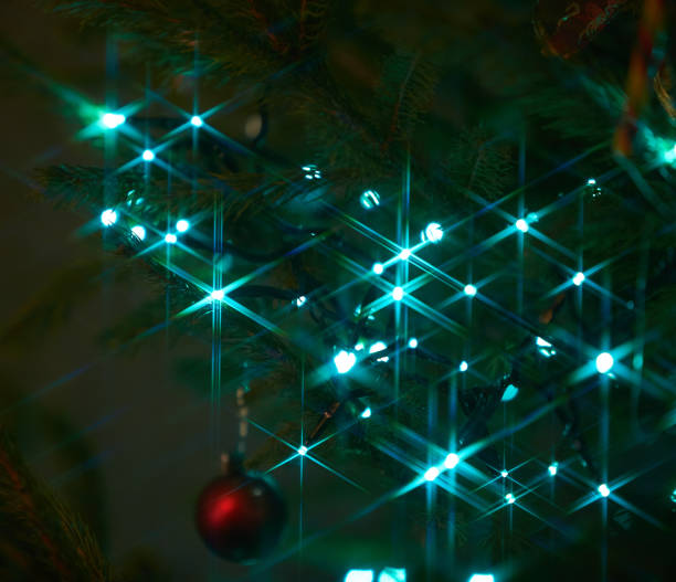 크리스마스 트리 장식과 사탕 달콤한으로 전나무 가지에 휴일 전기 파란색 화환을 닫습니다. 크리스마스 트리의 가지에 매달려있는 사탕 지팡이 - hard candy flash 뉴스 사진 이미지