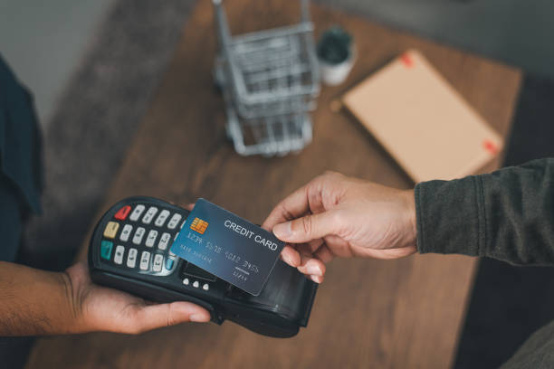 istock Customer using credit card for payment to owner at cafe restaurant, cashless technology and credit card payment concept 1428009268