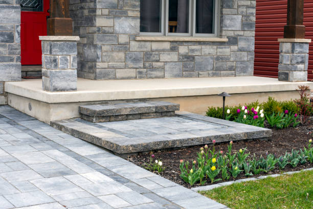 小さな家のための正面住宅の豪華な造園のクローズアップ。 - stone paving stone patio driveway ストックフォトと画像
