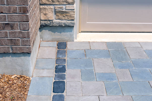 istock Hardscape detail from an elegant luxury landscaping installation using cobblestones and precast flagstone look pavers. 1428028016