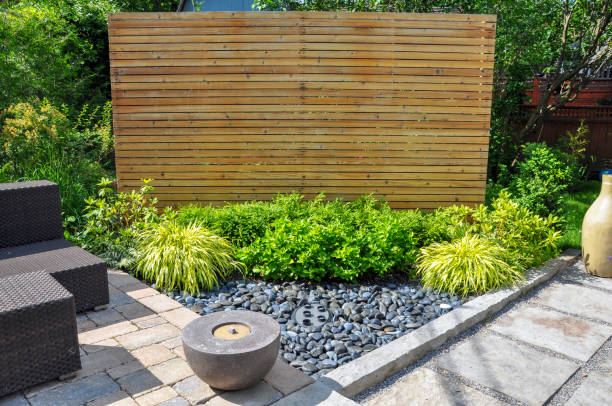 primo piano dettagli hardscape di un giardino urbano moderno di ispirazione giapponese. - privacy partition foto e immagini stock