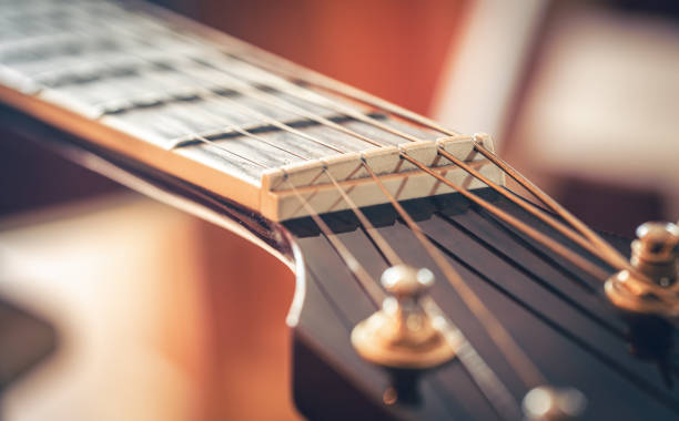 nahaufnahme, teil einer akustischen gitarre, makro-detail. - vintage toning stock-fotos und bilder