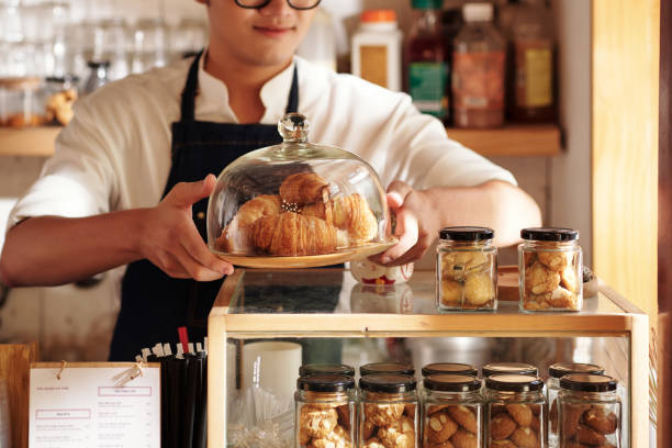 カフェで売るフレッシュクロワッサン - パン屋 ストックフォトと画像