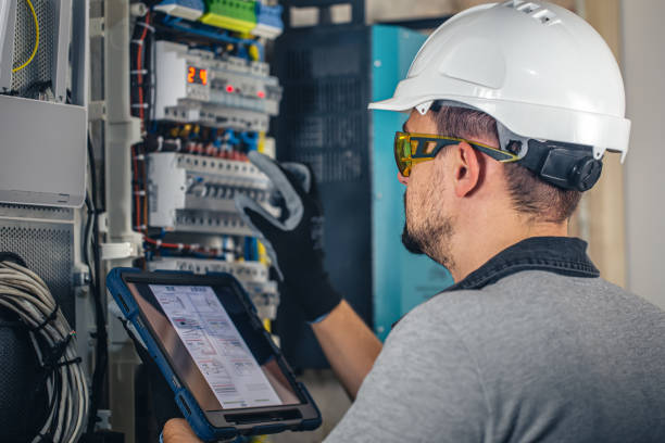 男、ヒューズ付きの配電盤で働く電気技術者。 - telecommunications equipment technician repairing engineer ストックフォトと画像