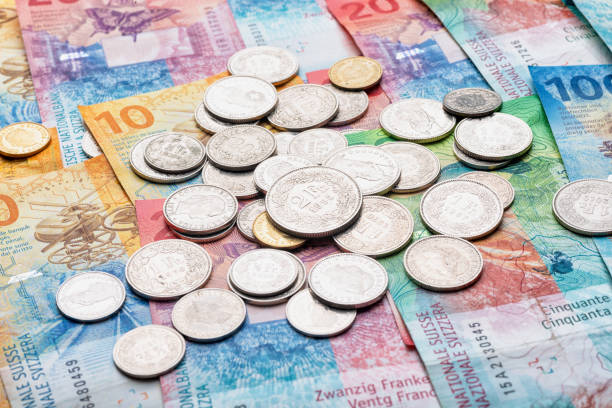 schweizer frankenmünzen auf banknoten währung chf schweiz - swiss currency switzerland currency paper currency stock-fotos und bilder
