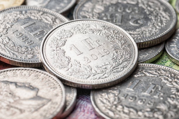 2019 sur une monnaie d’un franc chf suisse - swiss currency coin swiss francs swiss coin photos et images de collection